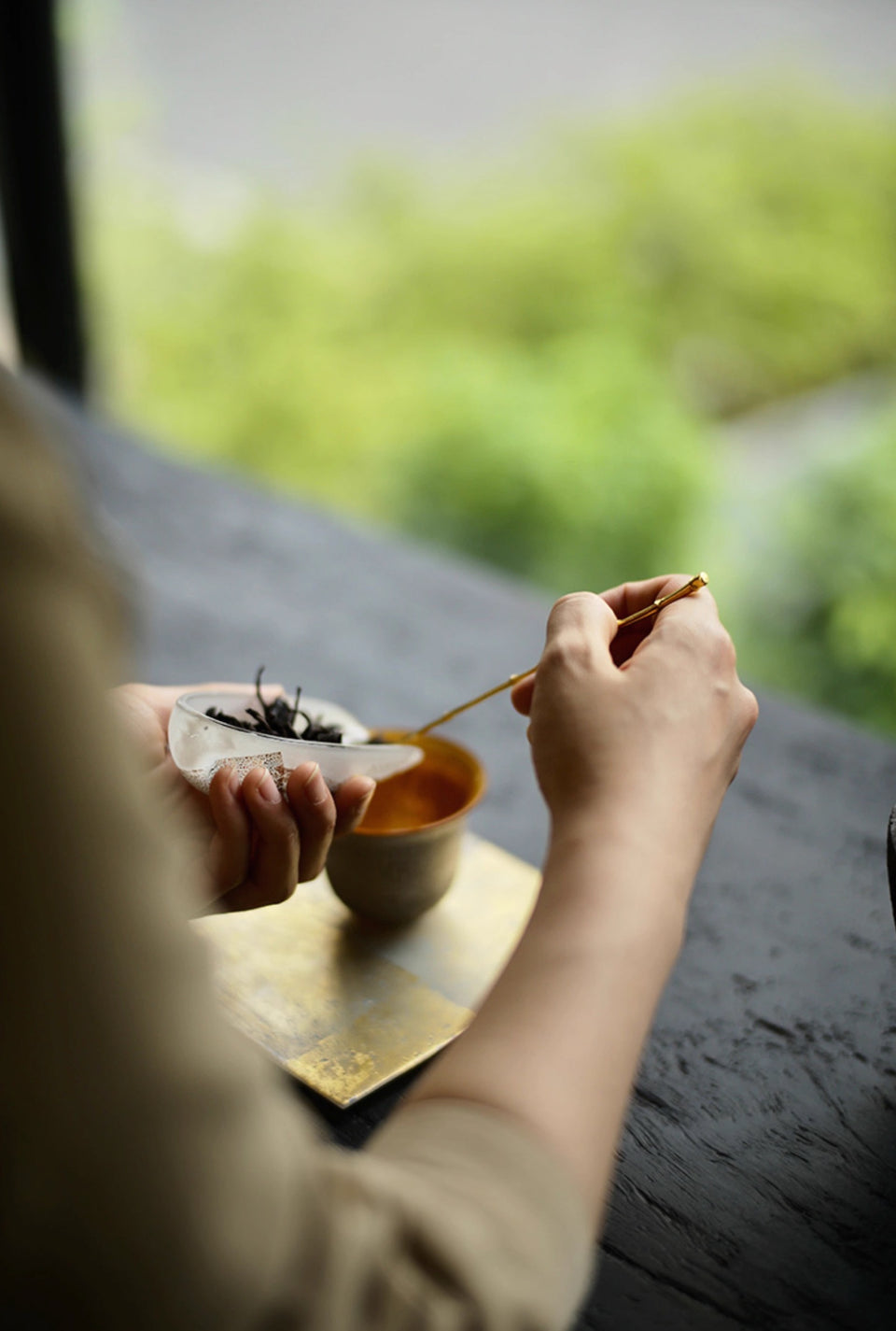 Winter Frost Moonlit Gold Tea Scoop by Qin Glass