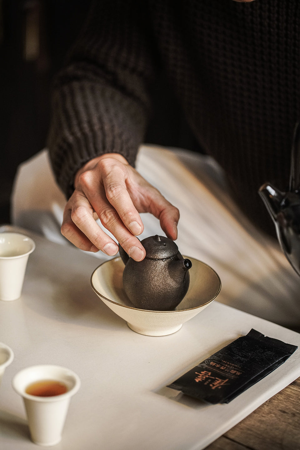 ふっくらとしたスペースのある黒のモダンなティーポット、ウーロン茶とヤンチャ用