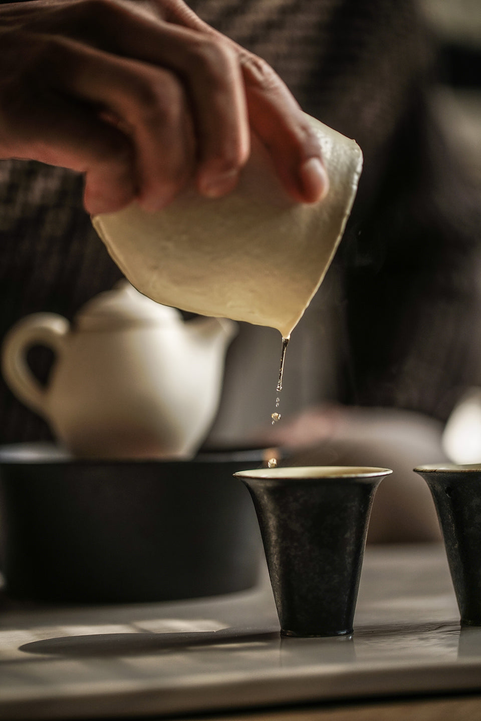 背の高い黒いトランペットティーカップ