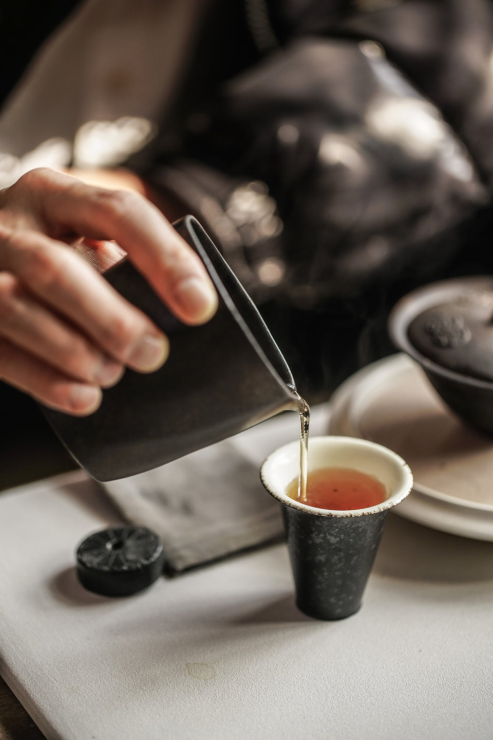 背の高い黒いトランペットティーカップ