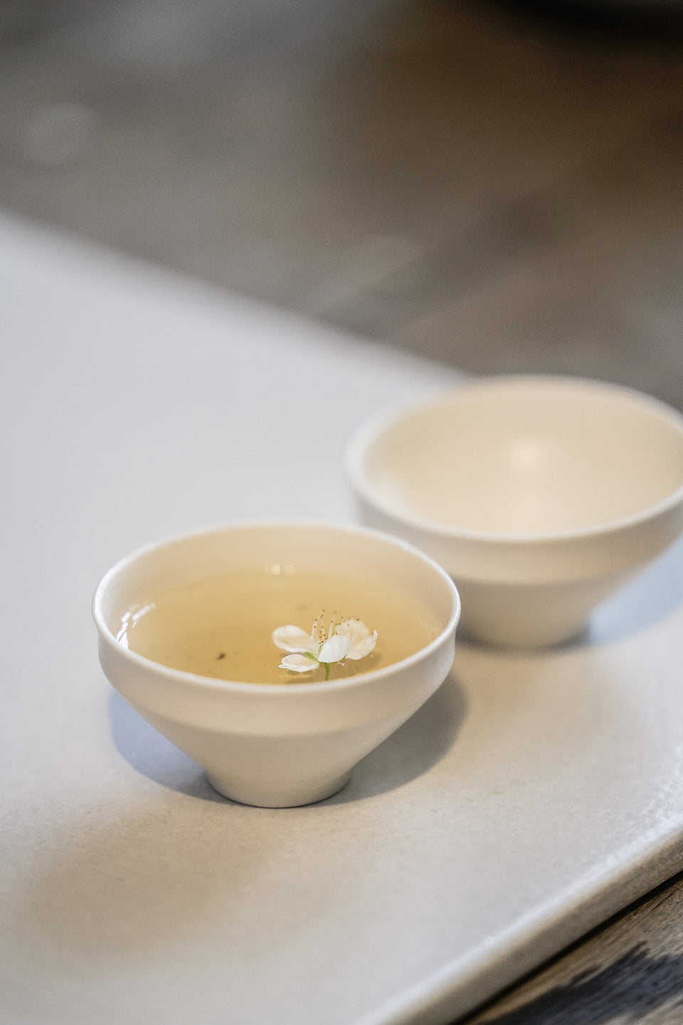 エレガントなホワイトフォールドカップ