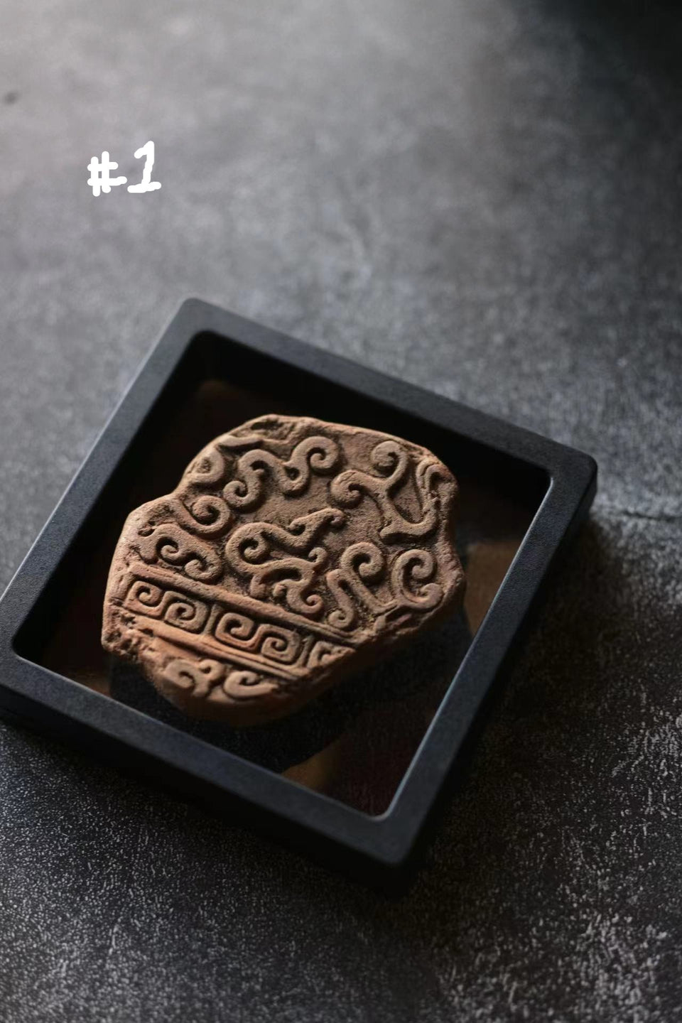 手彫りの茶色の陶器製蓋ホルダー(Ji Shang Zhao Wu 作)