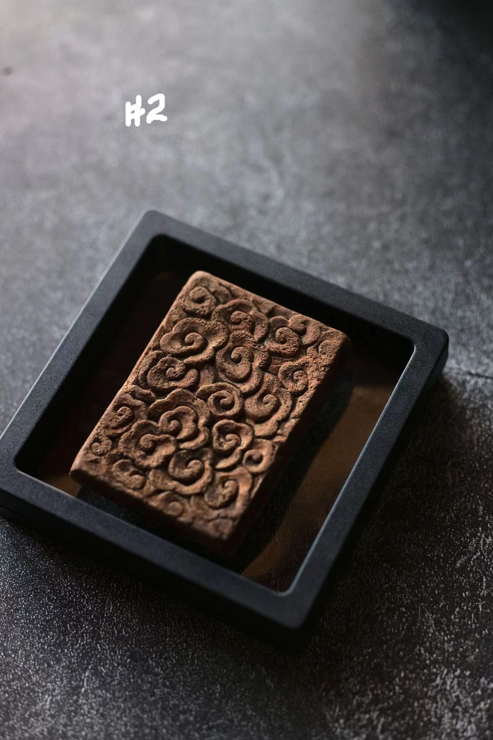 手彫りの茶色の陶器製蓋ホルダー(Ji Shang Zhao Wu 作)