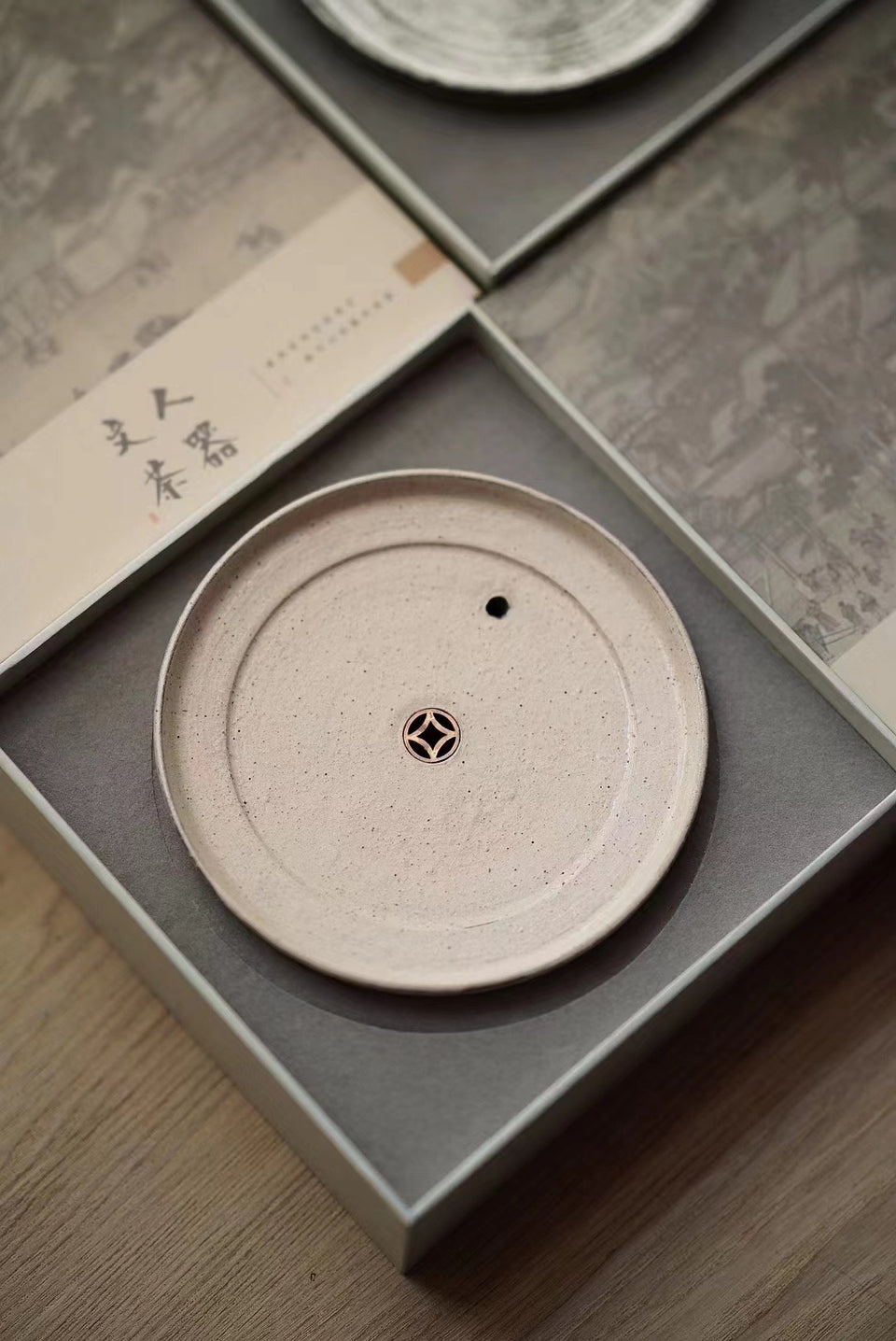 Tall Hucheng with Coin-Shaped Drain