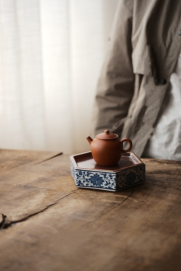 Hexagon Porcelain Hucheng with Coin-Shaped Copper Cover