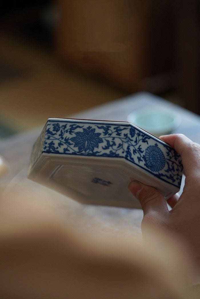 Hexagon Porcelain Hucheng with Coin-Shaped Copper Cover