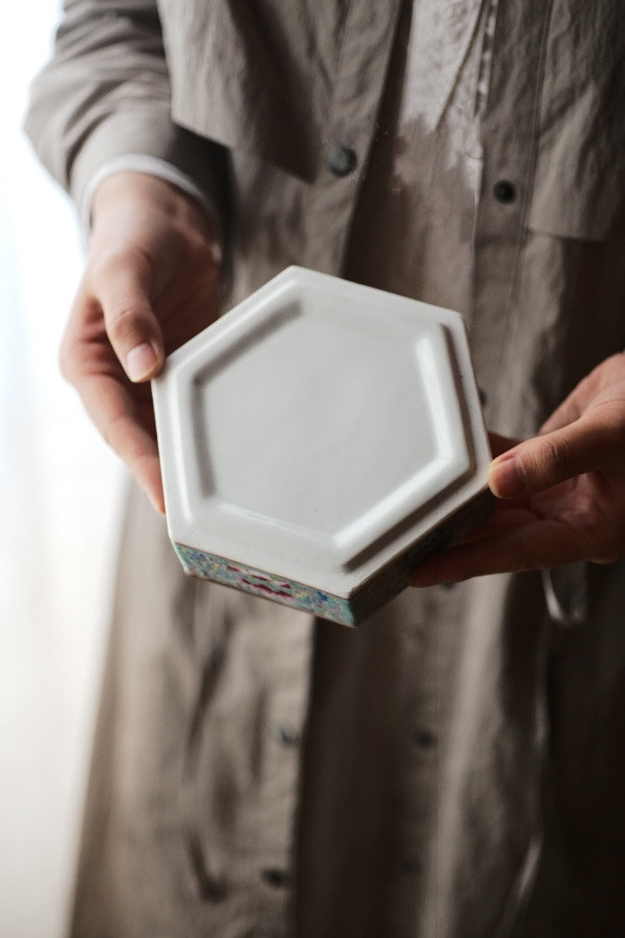 Hexagon Porcelain Hucheng with Coin-Shaped Copper Cover