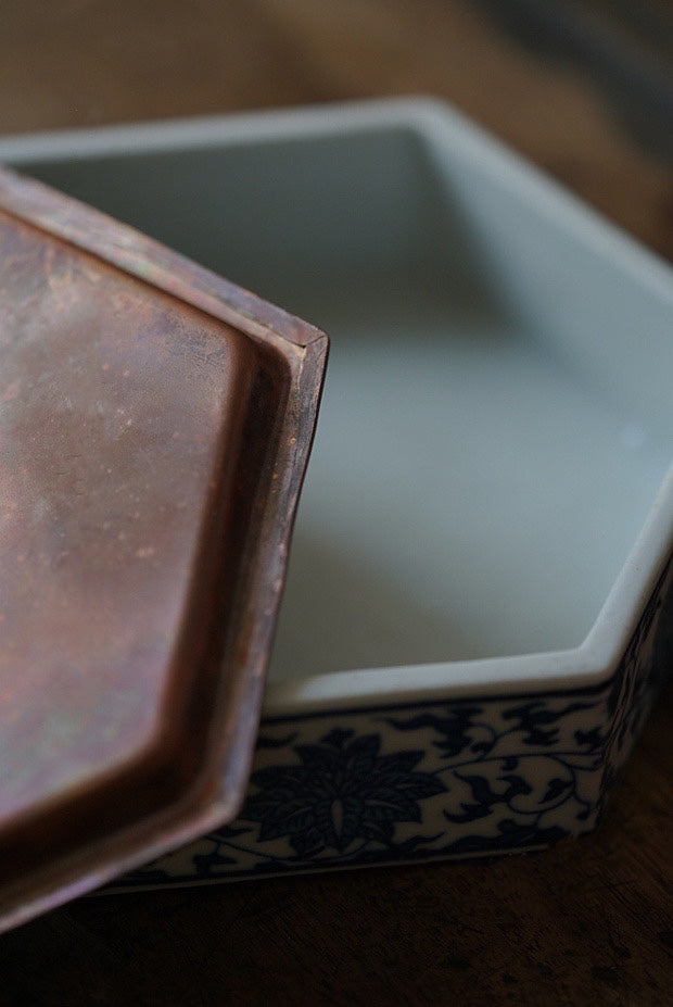 Hexagon Porcelain Hucheng with Coin-Shaped Copper Cover