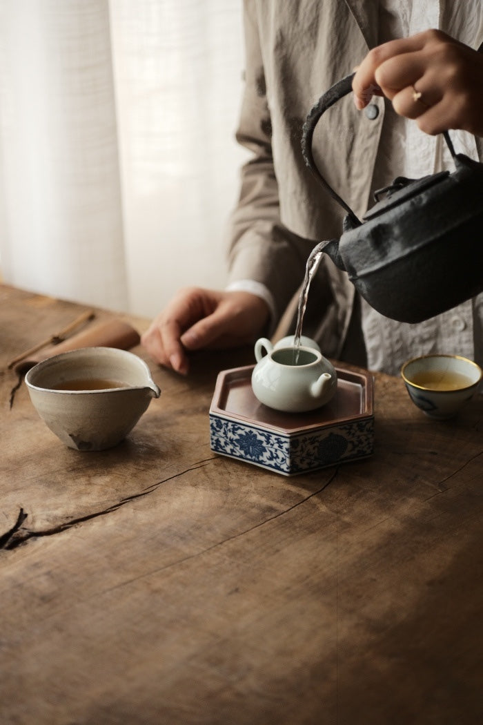 Hexagon Porcelain Hucheng with Coin-Shaped Copper Cover
