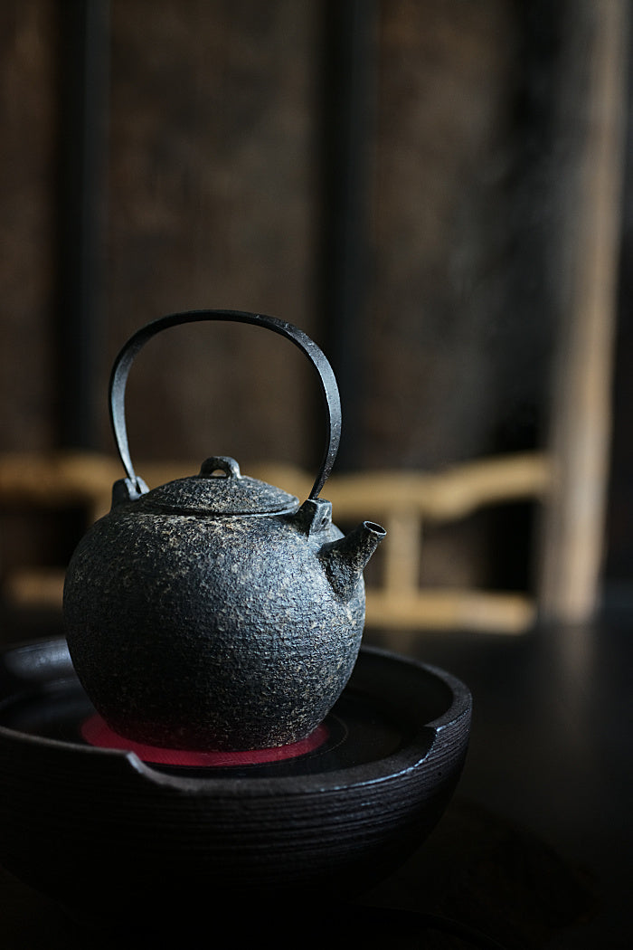 Natural Earth Round Kettle with Iron Handle - 900ml