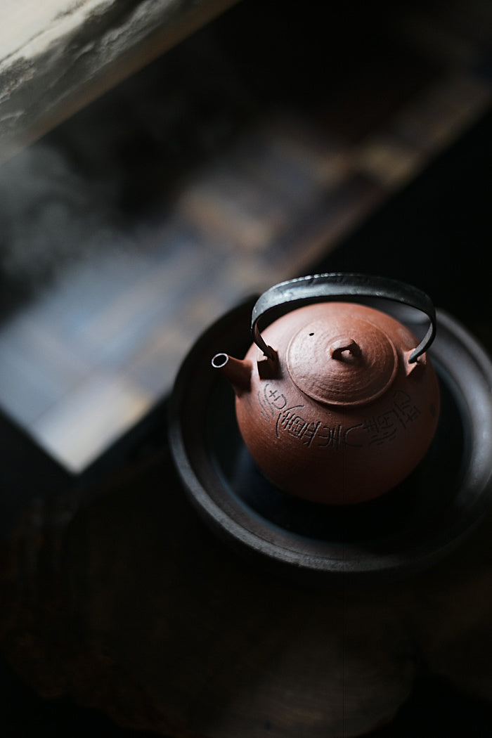 Large Red Round Tea Kettle with Iron Handle 900ml