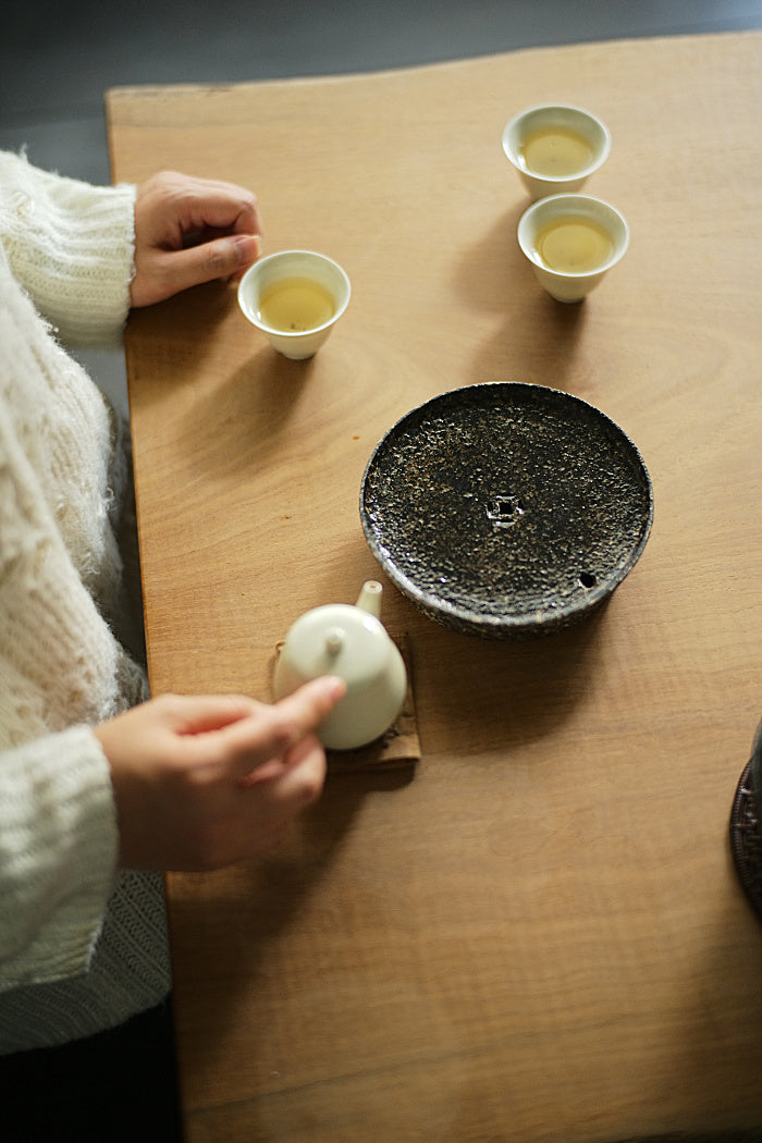 天然土の質感のある一枚丸粘土胡城