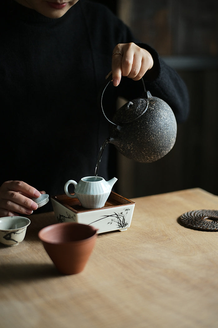 Natural Earth Round Kettle with Iron Handle - 900ml