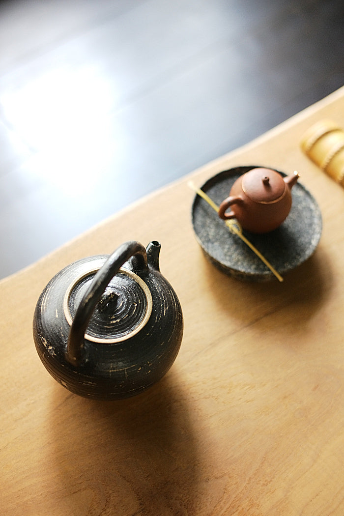 Black and White Short-Neck Tea Kettle