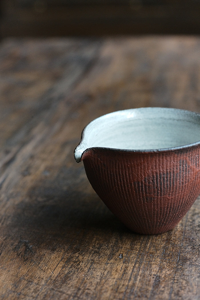 Refined Red & White and Black & White Gongdaobei Share Cup