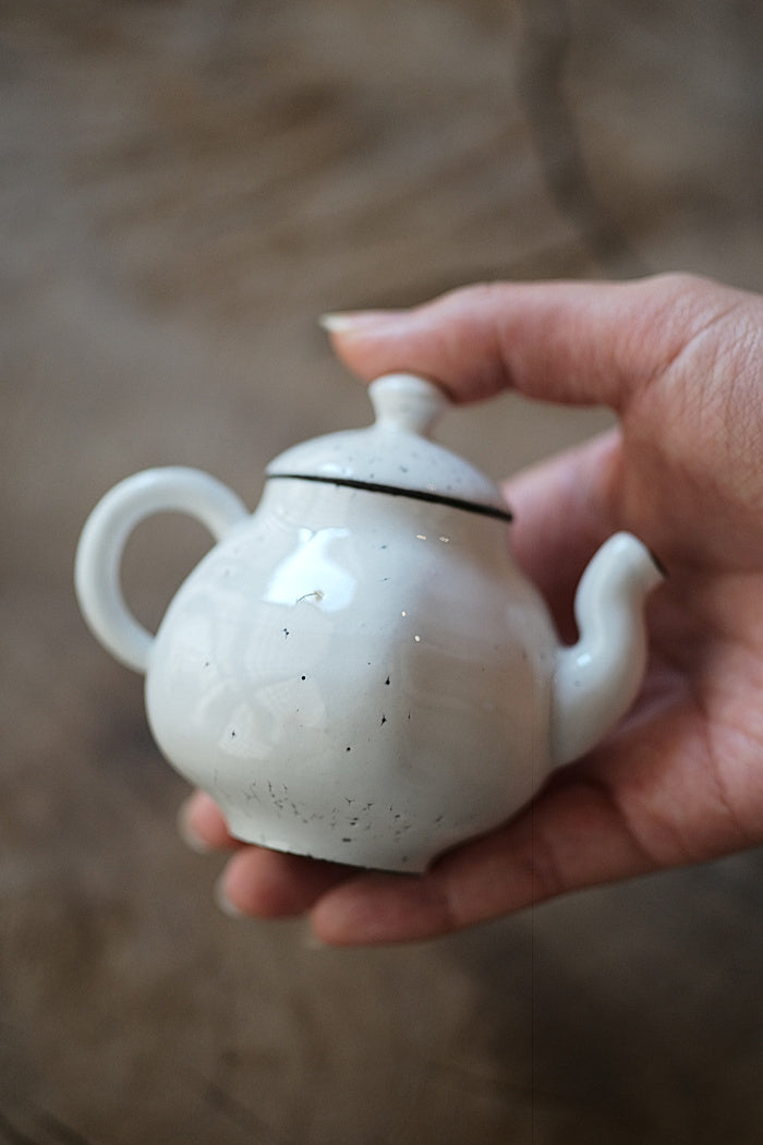 3-Bend Neck White Teapot by Xiao Yang