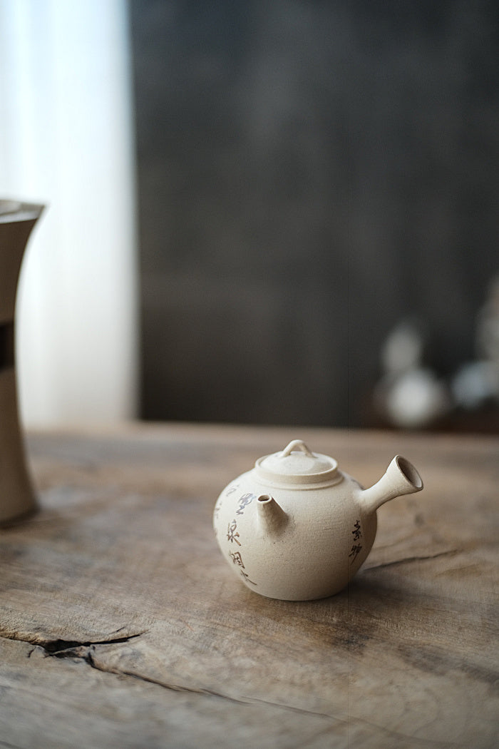 唐代の手描き書道が描かれた白土製のサイドハンドルケトル