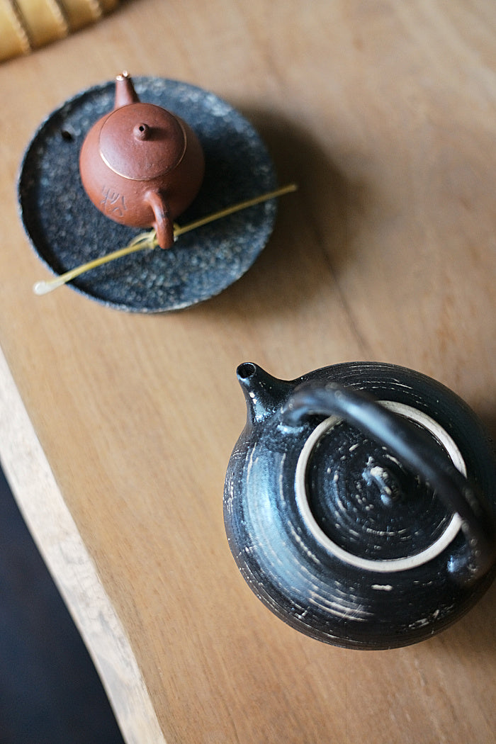 Black and White Short-Neck Tea Kettle