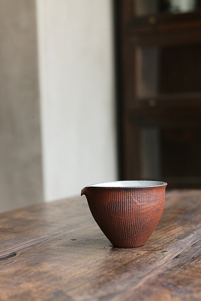 Refined Red & White and Black & White Gongdaobei Share Cup