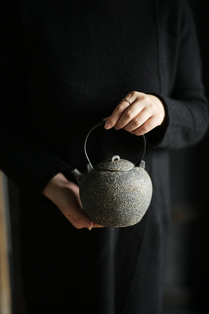 Natural Earth Round Kettle with Iron Handle - 900ml