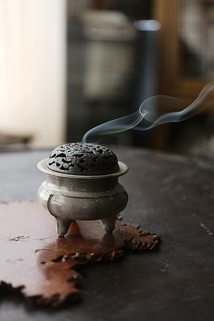 宋時代の香炉 宋時代の香炉 宋代様式の三脚香炉 - グレークラックル釉 – 180andup