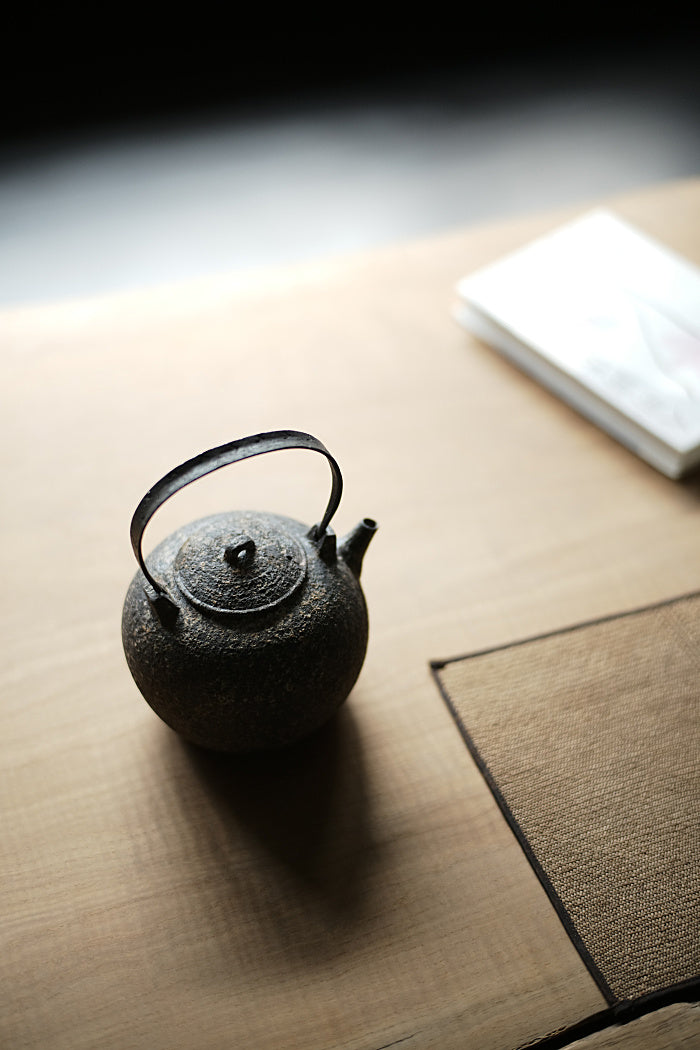 Natural Earth Round Kettle with Iron Handle - 900ml