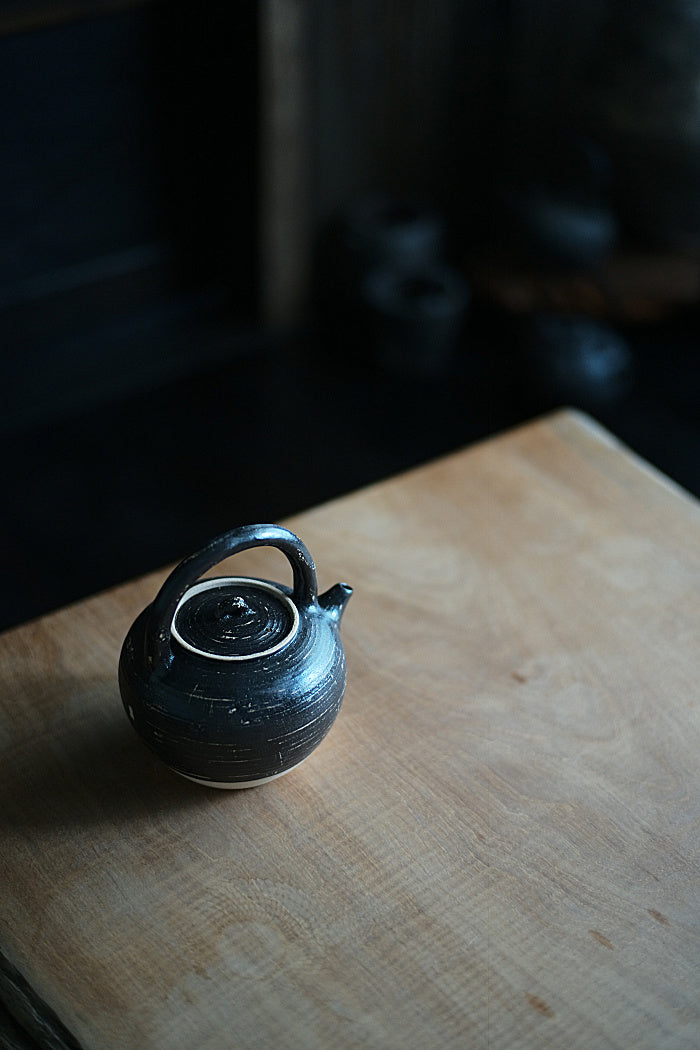 Black and White Short-Neck Tea Kettle