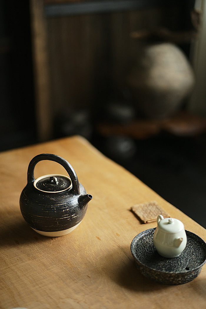 Black and White Short-Neck Tea Kettle
