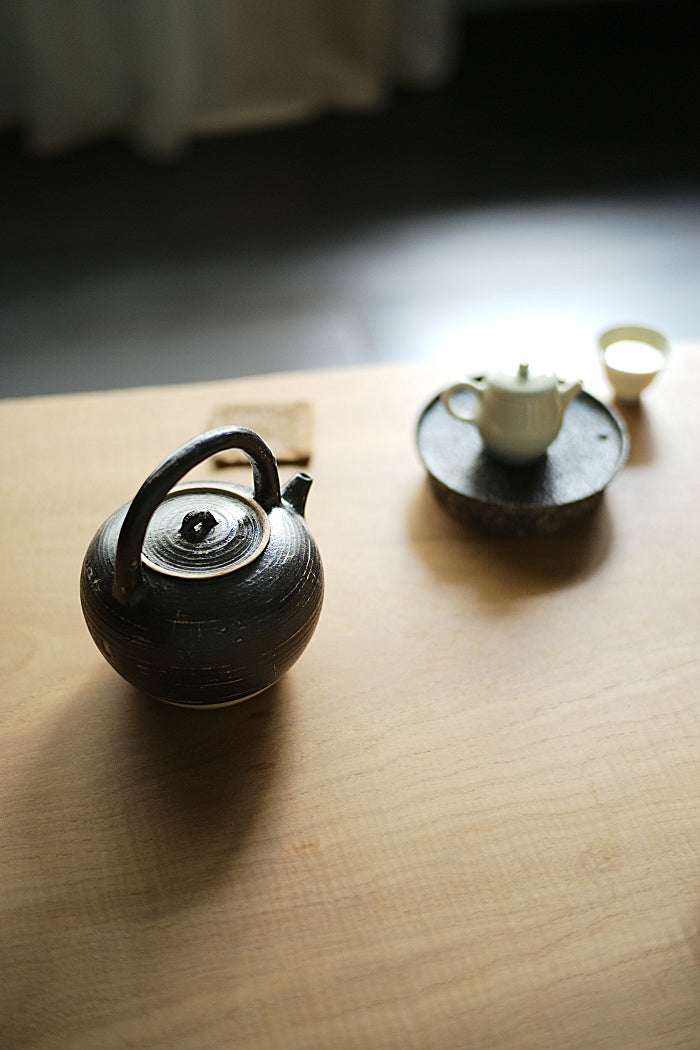 Black and White Short-Neck Tea Kettle