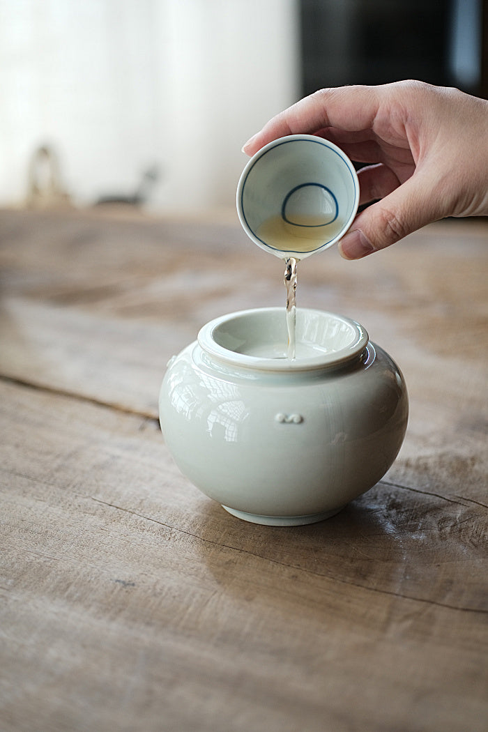 Ash-Glazed Potbelly Jianshui Tea Basin With Lid