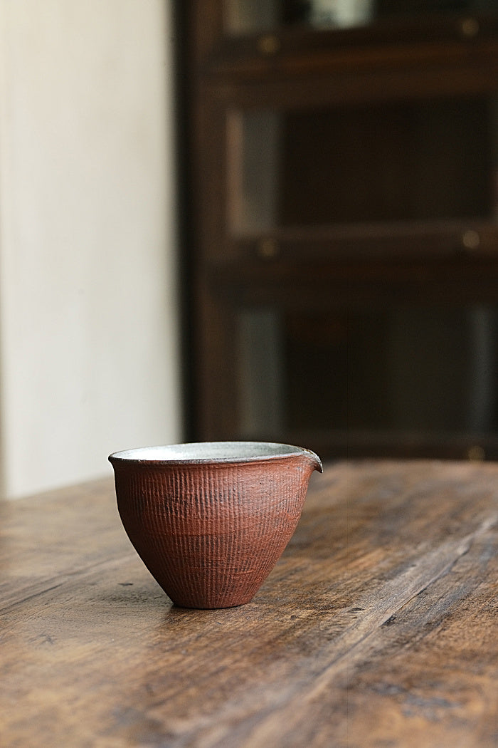 Refined Red & White and Black & White Gongdaobei Share Cup