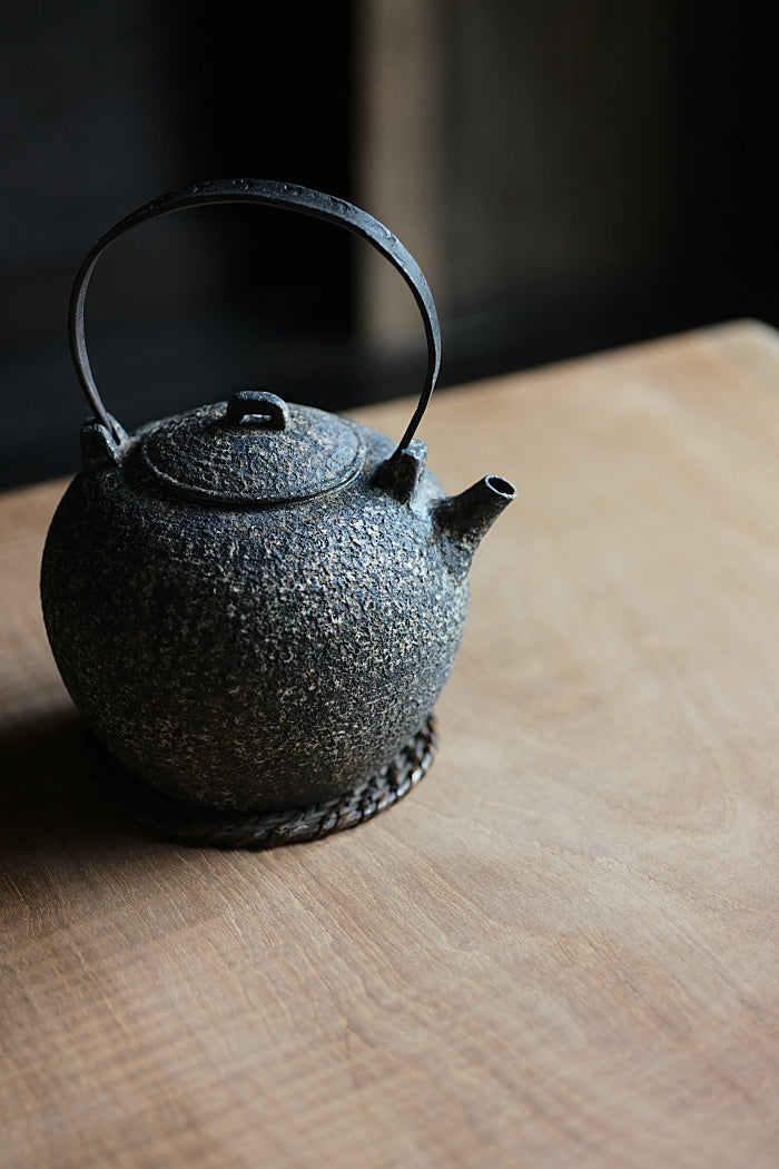 Natural Earth Round Kettle with Iron Handle - 900ml