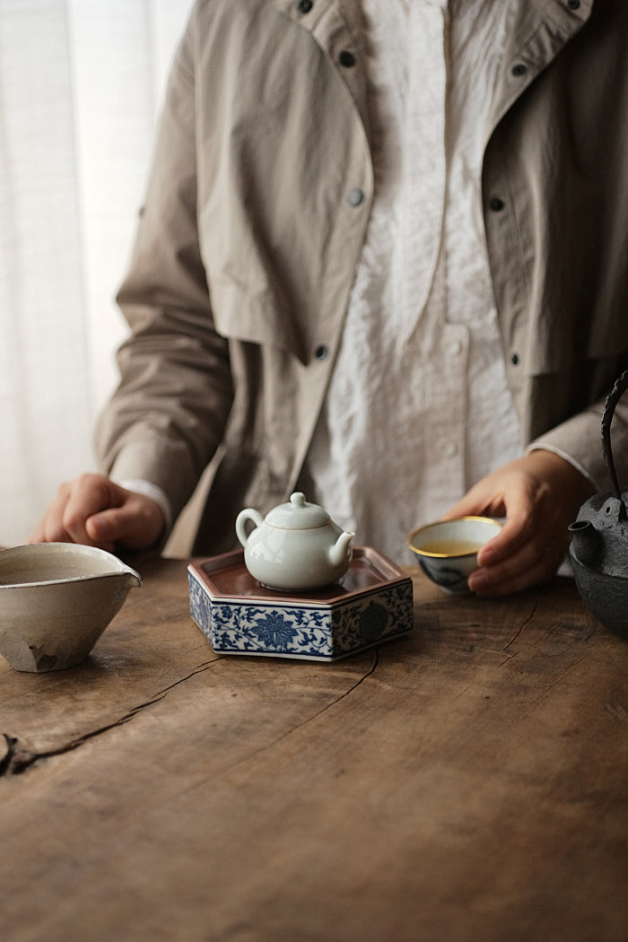 Hexagon Porcelain Hucheng with Coin-Shaped Copper Cover