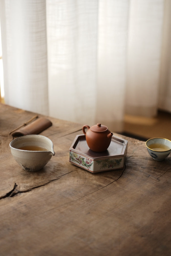Hexagon Porcelain Hucheng with Coin-Shaped Copper Cover