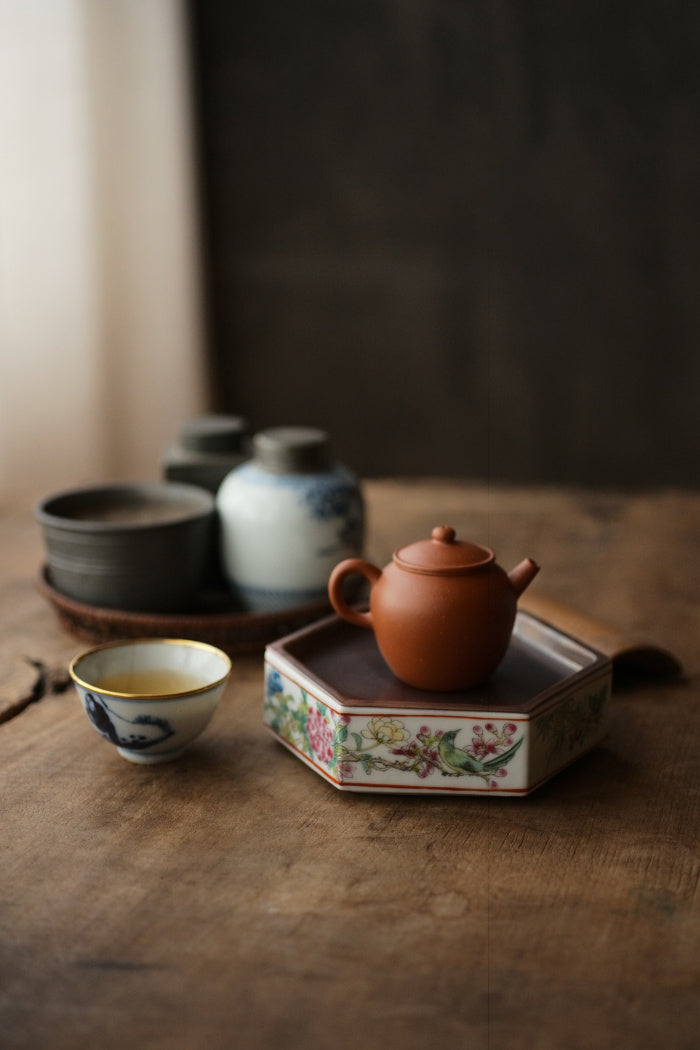 Hexagon Porcelain Hucheng with Coin-Shaped Copper Cover