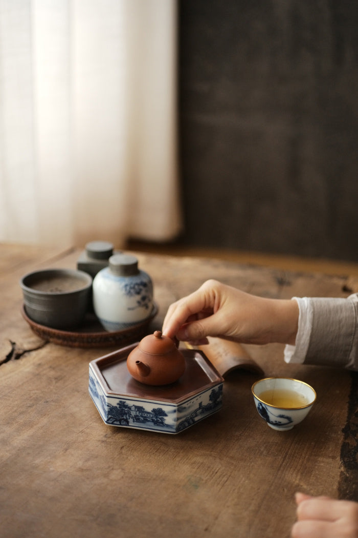 Hexagon Porcelain Hucheng with Coin-Shaped Copper Cover
