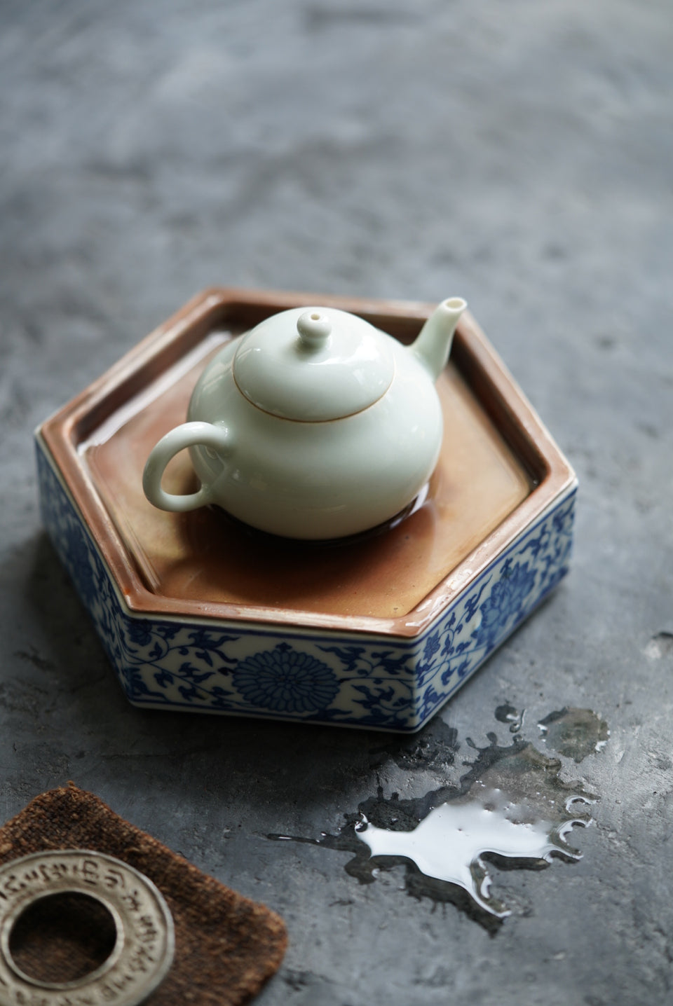 Hexagon Porcelain Hucheng with Coin-Shaped Copper Cover