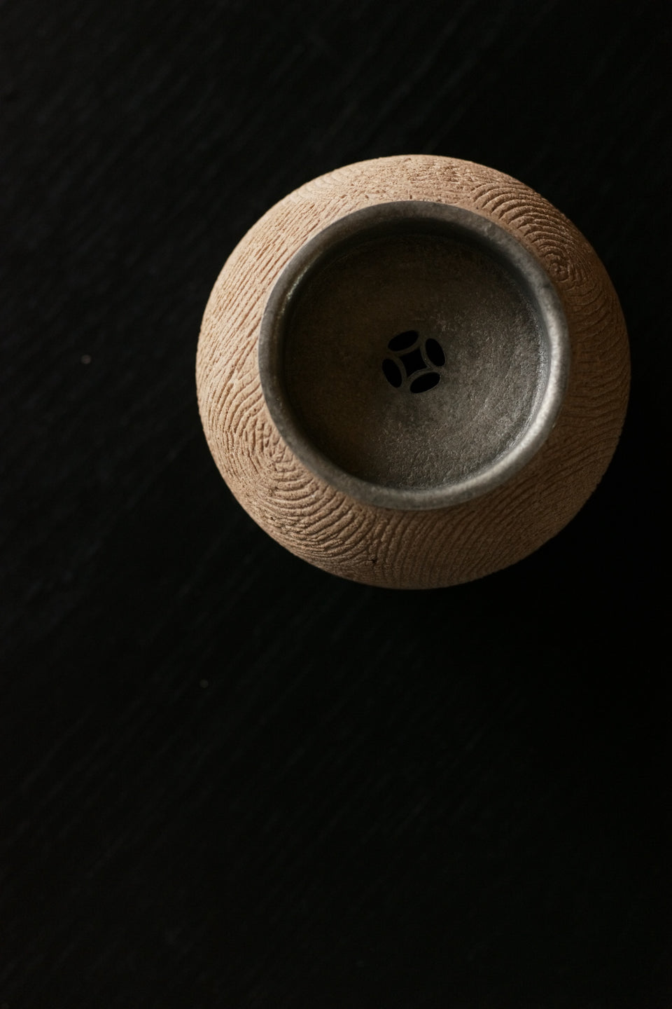 Etched Circles Jianshui with Tin Lid by Ji Shang Zao Wu