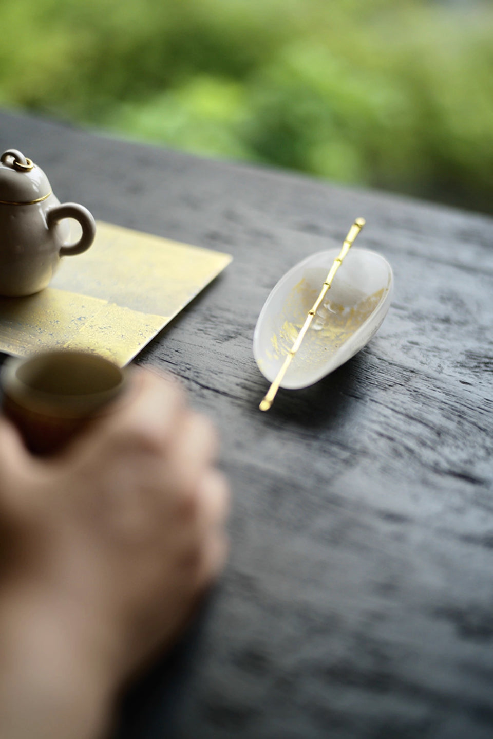 Winter Frost Moonlit Gold Tea Scoop by Qin Glass