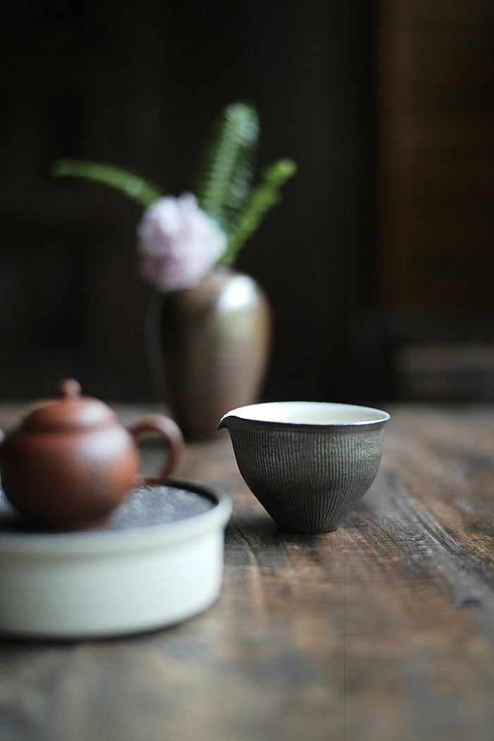 Refined Red & White and Black & White Gongdaobei Share Cup