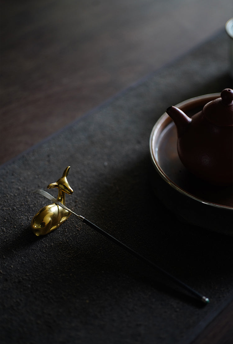 Gold-Glazed Cute Deer Tea Scoop Holder