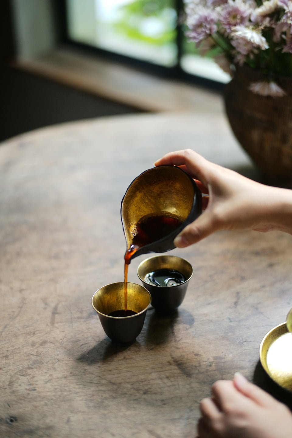 "Dragon Egg" Brushed Black and Gold Gongdaobei Share Cup