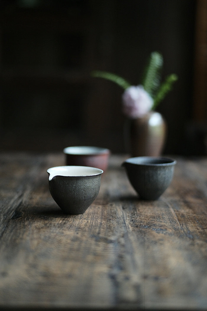 Refined Red & White and Black & White Gongdaobei Share Cup