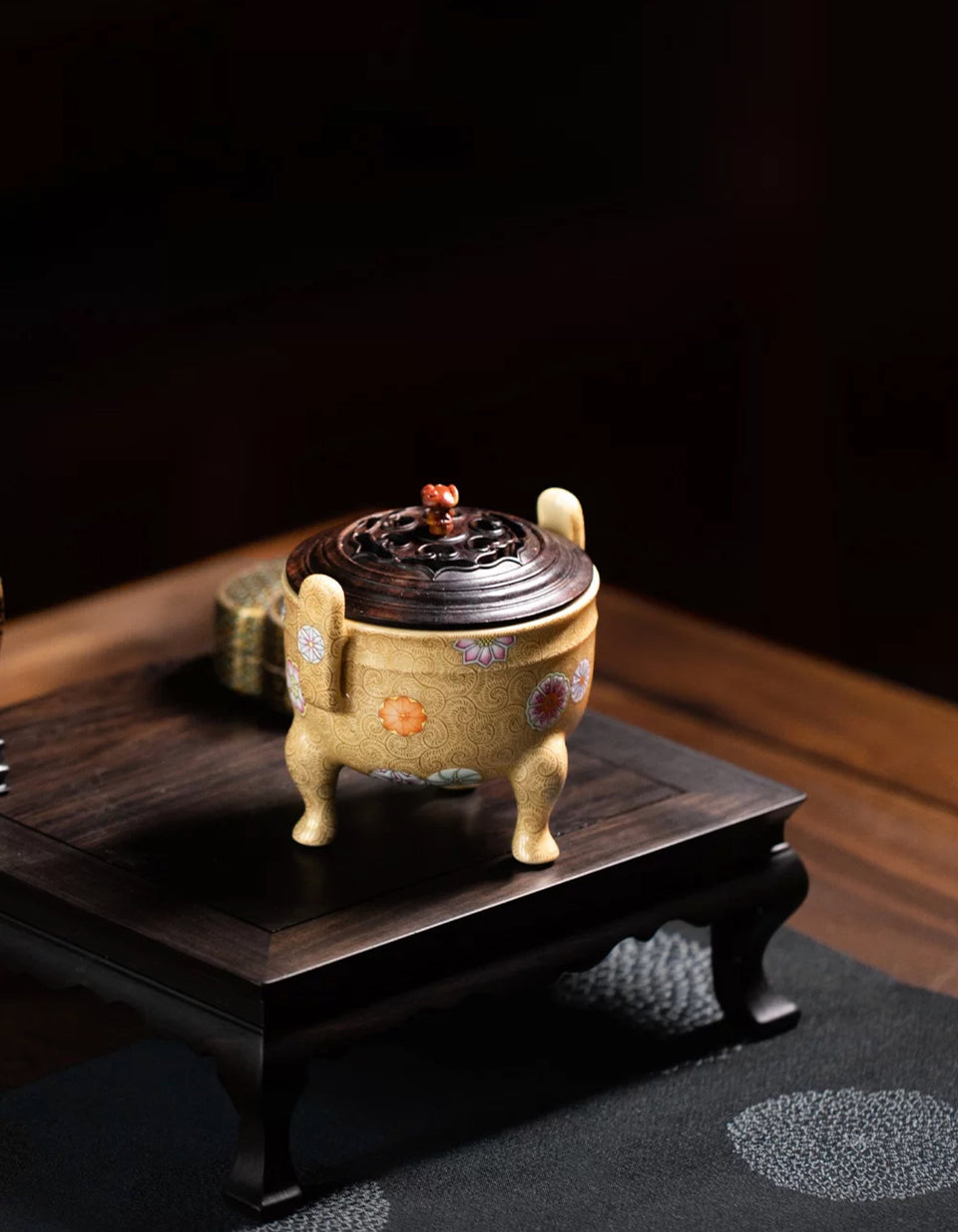 Piqiuhua Famille Rose Incense Burner
