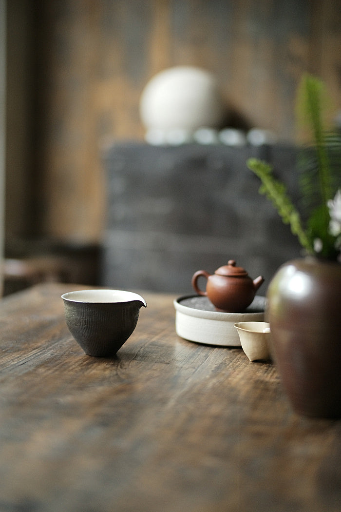 Refined Red & White and Black & White Gongdaobei Share Cup