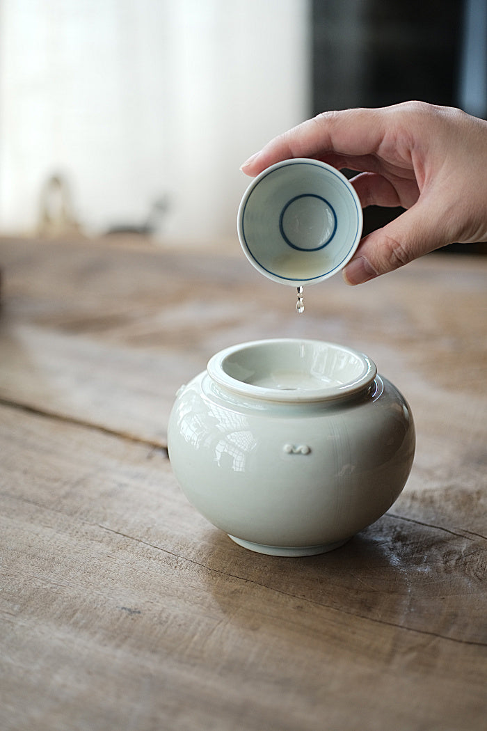 Ash-Glazed Potbelly Jianshui Tea Basin With Lid