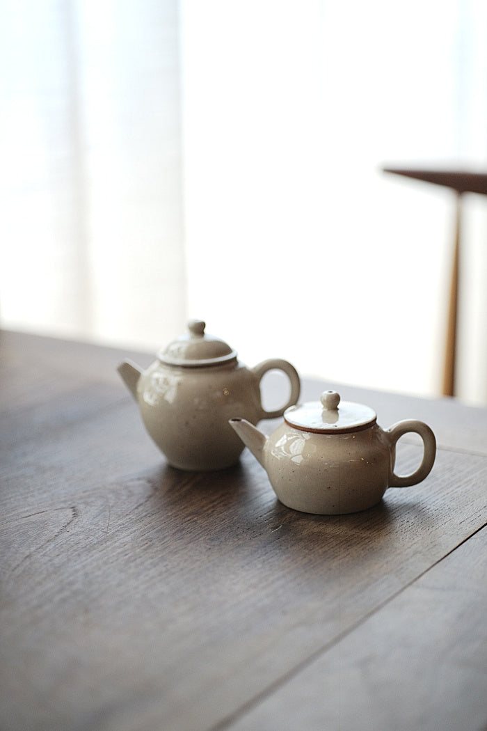 Short brushed powder-glazed teapot