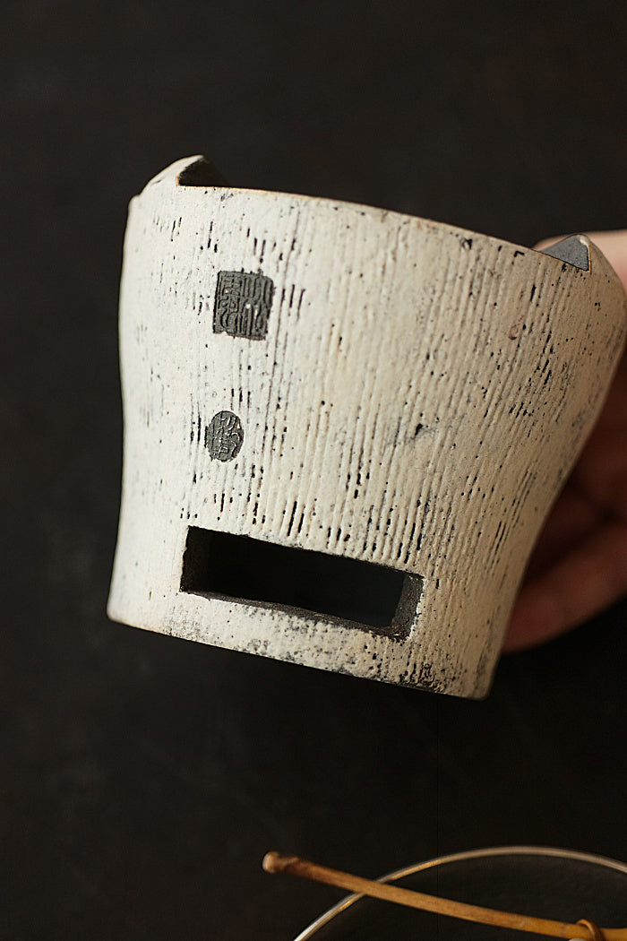 Simple, Textured Fenglu Stove by Cheng Wei