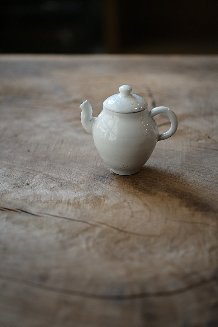 3-Bend Neck White Teapot by Xiao Yang