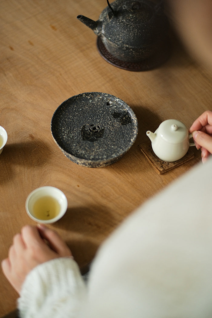 天然土の質感のある一枚丸粘土胡城